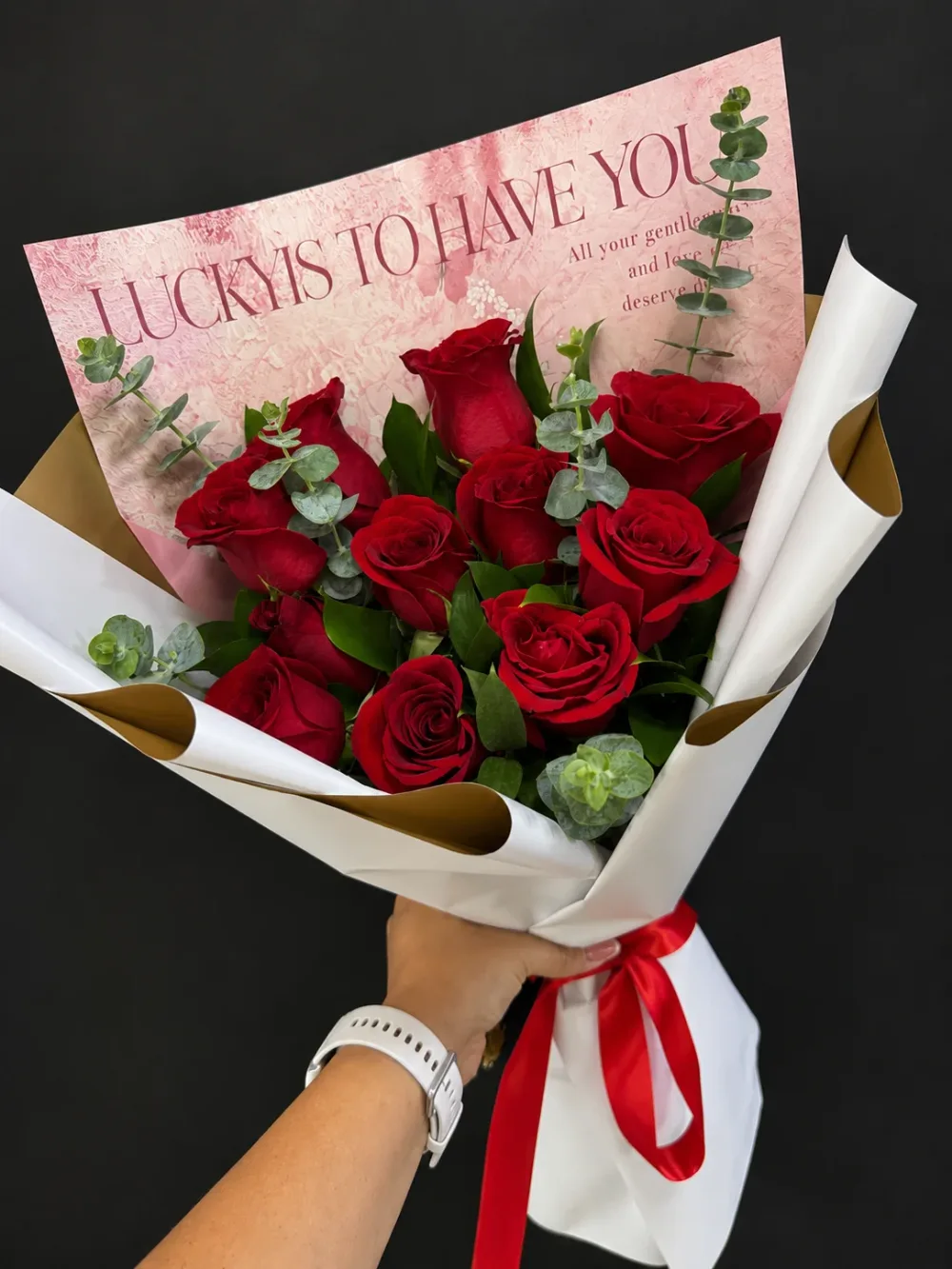 Bouquet americano con rosas y variedad de flores