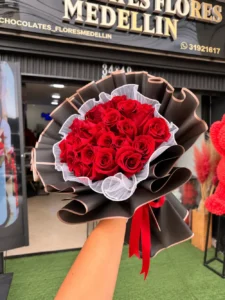 Bouquet de 24 rosas rojas de exportación envuelto en papel