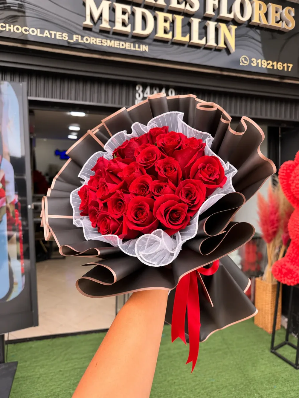 Bouquet de 24 rosas rojas de exportación envuelto en papel