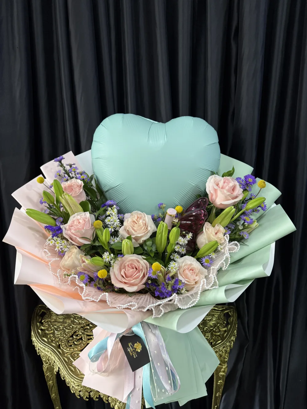 Bouquet en base de 12 rosas con globo