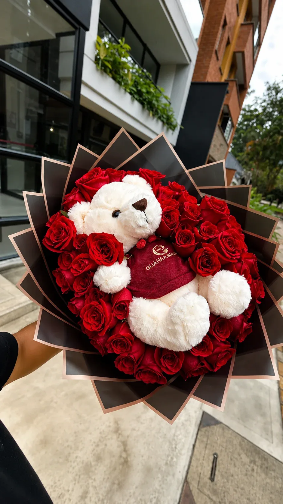 Bouquet oso con 50 rosas