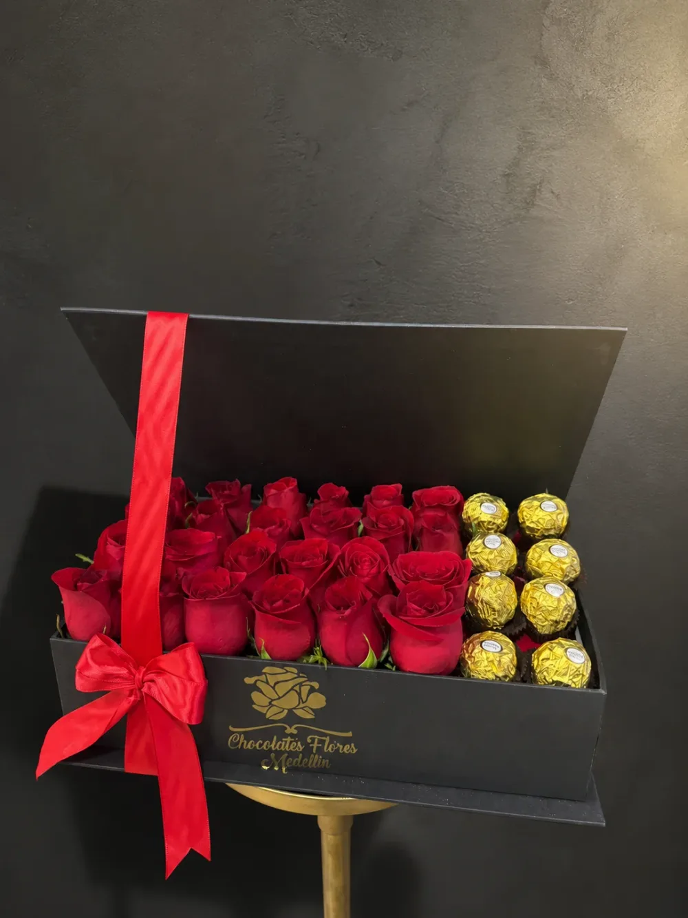 Caja libro con 24 rosas y 8 ferreros