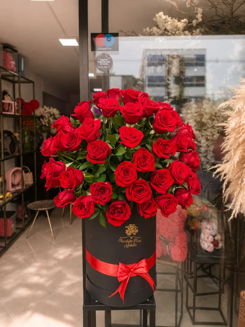Cilindro con 24 rosas