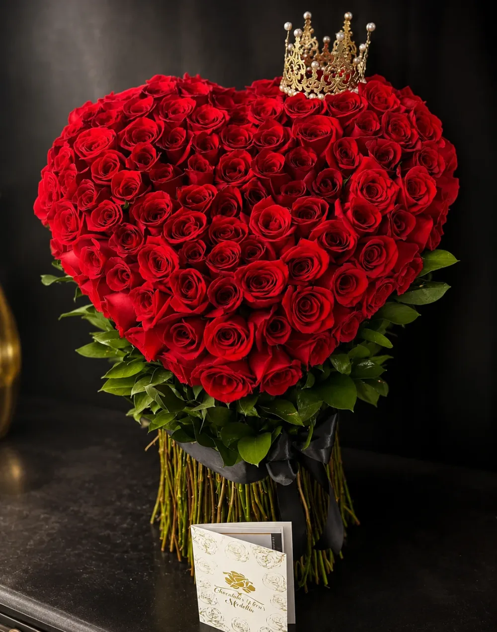 Corazón de 70 rosas en base de madera con corona