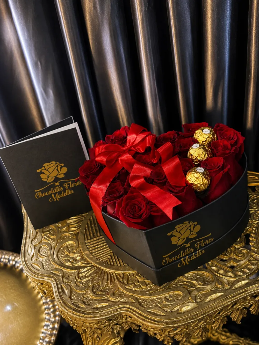 Caja corazón mediana con 22 rosas y 3 ferreros