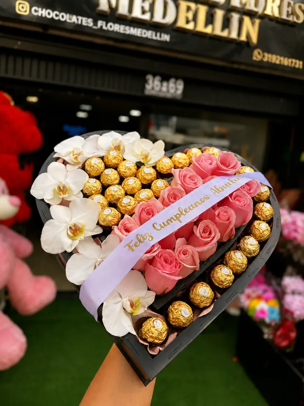 Corazón con orquídeas